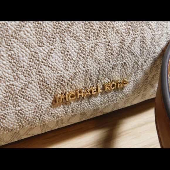 MK Vanilla Double Chain Shoulder Bag - Picture 6 of 8